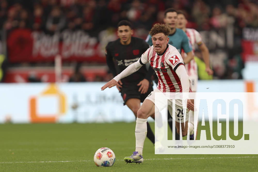 Philipp Treu (SC Freiburg) in Aktion, am Ball, Einzelaktion waehrend des spiels der Bundesliga zwischen Bayer 04 Leverkusen und Club Freiburg, BayArena am 26. October 2025 in Leverkusen, Deutschland. (Foto von Oliver Kaelke DeFodi Images) +++ Philipp Treu (SC Freiburg) controls the ball during the Bundesliga match between Bayer 04 Leverkusen and Sport-Club Freiburg at BayArena on October 26, 2025 in Leverkusen, Germany. (Photo by Oliver Kaelke DeFodi Images) DFL regulations prohibit any use of photographs as image sequences and or quasi-video. (Photo by Oliver Kaelke DeFodi Images) Philipp Treu SC Freiburg in action, on the ball, single action during the Bundesliga match between Bayer 04 Leverkusen and Sport Club Freiburg, BayArena on October 26, 2025 in Leverkusen, Germany Photo by Oliver Kaelke DeFodi Images Philipp Treu SC Freiburg controls the ball during the Bundesliga match between Bayer 04 Leverkusen and Sport Club Freiburg at BayArena on October 26, 2025 in Leverkusen, Germany Photo by Oliver Kaelke DeFodi Images DFL regulations prohibit any use of photographs as image sequences and or quasi video Photo by Oliver Kaelke DeFodi Images