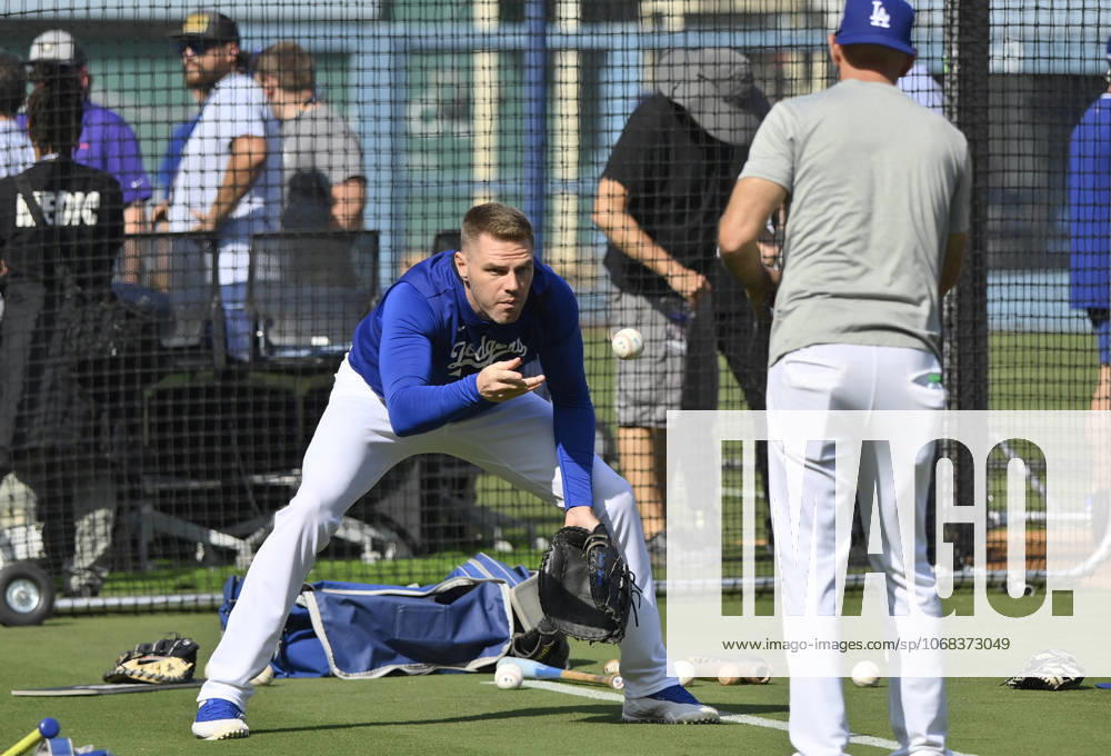 Los Angeles Dodgers first baseman Freddie Freeman warms up in preparation for game three of the MLB, Baseball Herren, USA World Series against the Toronto Blue Jays at Dodger Stadium in Los Angeles on Monday, October 27, 2025. LOS20251027802 JIMxRUYMEN