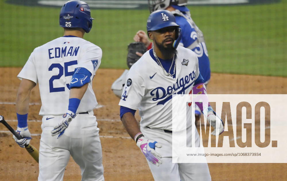 Los Angeles Dodgers Teoscar Hernandez (37) celebrates with teammates after hitting a solo home run in the second inning against the Toronto Blue Jays during game three of the MLB, Baseball Herren, USA World Series at Dodger Stadium in Los Angeles on Monday, October 27, 2025. LOS20251027923 JOHNxANGELILLO