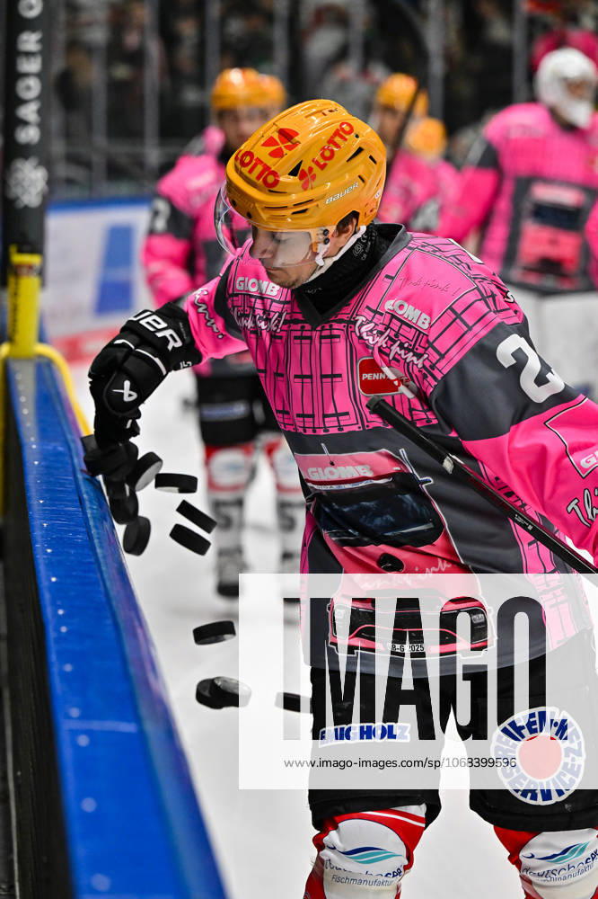 Penny DEL; Augsburger Panther - Fischtown Pinguins, 28.10.2025 Im Bild Fabian HERRMANN (Fischtwon Pinguins 25), räumt die Pucks für den warmup aufs Eis beim match zwischen den Augsburger Panthern und den Fischtown Pinguins am 15. Spieltag der Penny DEL im Curt Frenzel Stadion am 28.10.2025