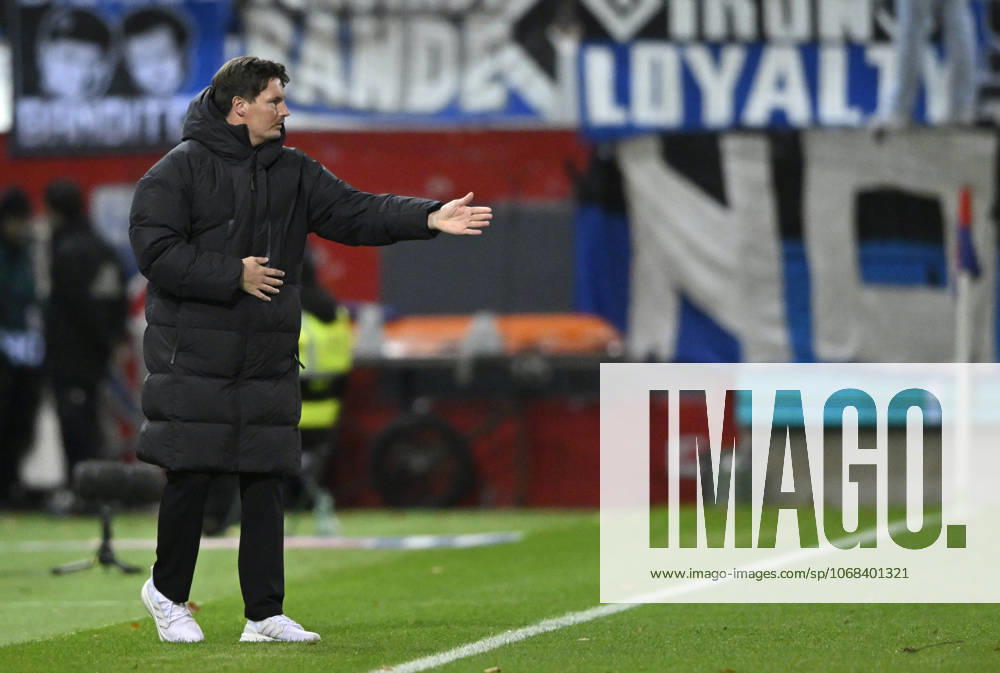 Trainer Coach Merlin Polzin Hamburger SV HSV am Spielfeldrand Gestik Geste 1. FC Heidenheim 1846 FCH vs Hamburger SV HSV DFB-Pokal Zweite Runde 28.10.2025 DFL REGULATIONS PROHIBIT ANY USE OF PHOTOGRAPHS AS IMAGE SEQUENCES AND OR QUASI-VIDEO 1. FC Heidenheim 1846 FCH vs Hamburger SV HSV