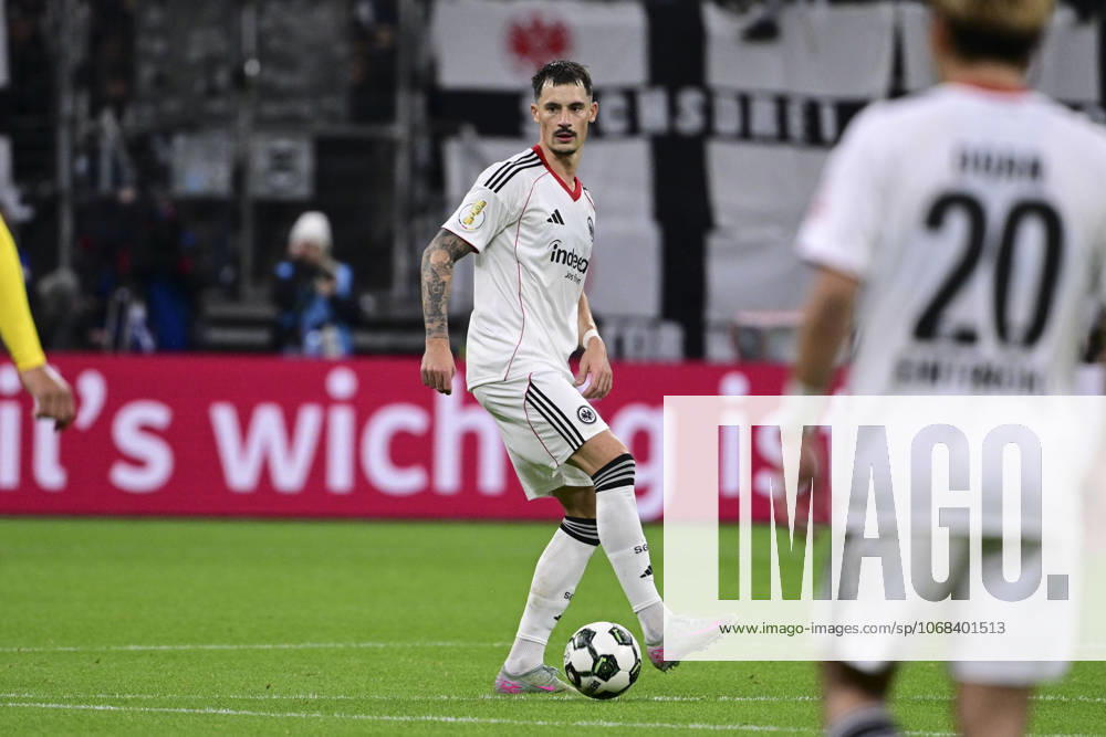 Robin Koch 4 (Eintracht Frankfurt), Eintracht Frankfurt vs. Borussia Dortmund, DFB-Pokal, 2. Runde, 28.10.2025 DFB regulations prohibit any use of photographs as image sequences and or quasi-video Frankfurt Hessen Deutschland