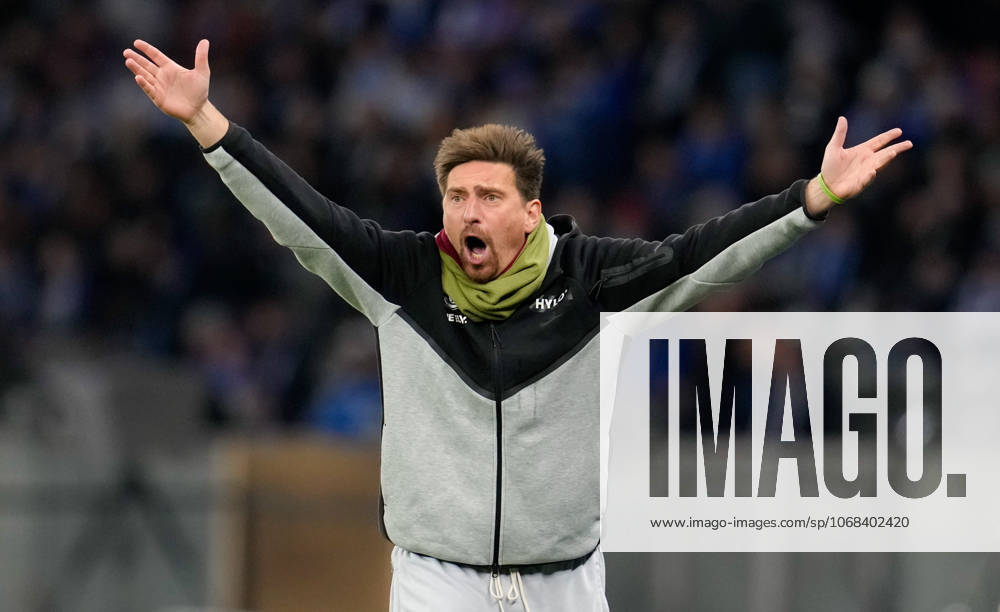 Vincent Wagner (SV Elversberg, Cheftrainer) reagiert auf eine Spielszene. GER, Hertha BSC vs SV Elversberg, Fussball, DFB-Pokal, 2. Runde, Saison 2025 2026, 28.10.2025 DFL REGULATIONS PROHIBIT ANY USE OF PHOTOGRAPHS AS IMAGE SEQUENCES AND OR QUASI-VIDEO GER, Hertha BSC vs SV Elversberg, Fussball, DFB-Pokal, 2. Runde, Saison 2025 2026, 28.10.2025 Berlin
