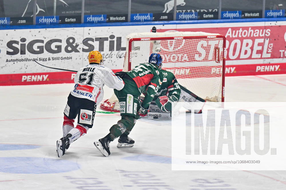 Penny DEL; Augsburger Panther - Fischtown Pinguins, 28.10.2025 im Duell Ryan BUTTON (Augsburger Panther 55) und Andy MIELE (Fischtown Pinguins 51) Zweikampf beim match zwischen den Augsburger Panthern und den Fischtown Pinguins am 15. Spieltag der Penny DEL im Curt Frenzel Stadion am 28.10.2025 Michael GARTEIG (Augsburger Panther 34
