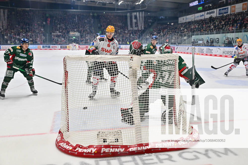 Penny DEL; Augsburger Panther - Fischtown Pinguins, 28.10.2025 Der Puck tanzt auf der Linie - Kyle MAYHEW (Augsburger Panther 27) kann in letzter Sekunde retten beim match zwischen den Augsburger Panthern und den Fischtown Pinguins am 15. Spieltag der Penny DEL im Curt Frenzel Stadion am 28.10.2025