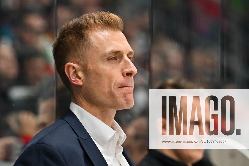 Penny DEL; Augsburger Panther - Fischtown Pinguins, 28.10.2025 Im Bild Alexander SULZER Headcoach Fischtown Pinguins Einzelfoto Freisteller beim match zwischen den Augsburger Panthern und den Fischtown Pinguins am 15. Spieltag der Penny DEL im Curt Frenzel Stadion am 28.10.2025