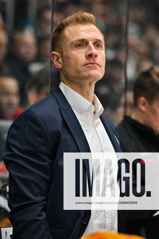 Penny DEL; Augsburger Panther - Fischtown Pinguins, 28.10.2025 Im Bild Alexander SULZER Headcoach Fischtown Pinguins Einzelfoto Freisteller beim match zwischen den Augsburger Panthern und den Fischtown Pinguins am 15. Spieltag der Penny DEL im Curt Frenzel Stadion am 28.10.2025