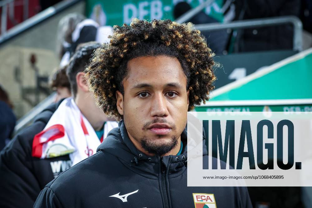 Han-Noah Massengo 4 FC Augsburg), FC Augsburg vs. VfL Bochum 1848, Fussball, Maenner, DFL, DFB-Pokal, Saison 2025 2026, WWK Arena, Zweite Runde, 28.10.2025 Augsburg Bayern Deutschland