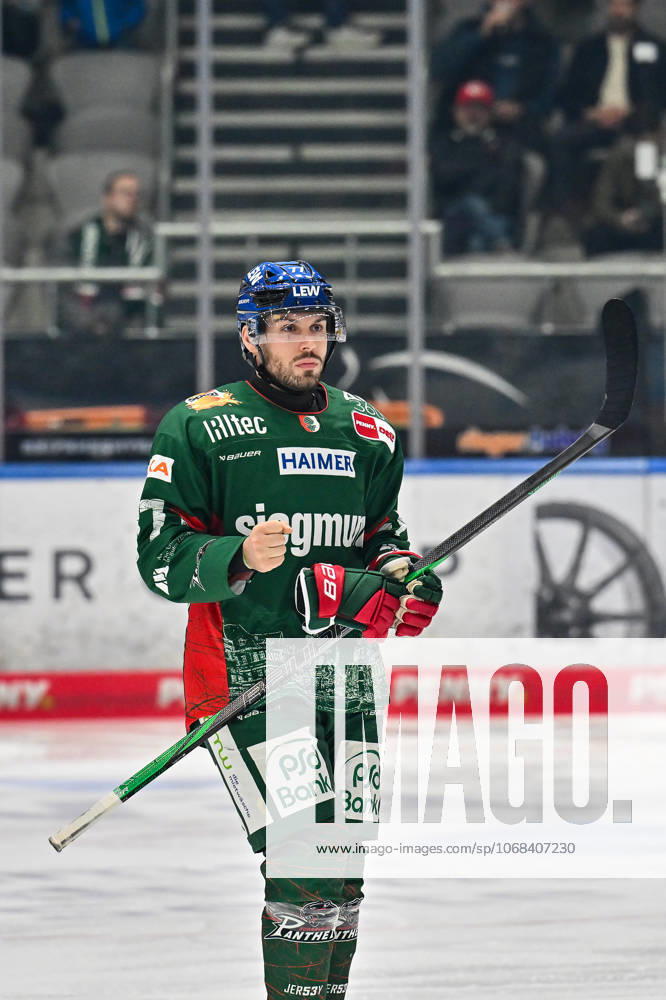 Penny DEL; Augsburger Panther - Fischtown Pinguins, 28.10.2025 im Bild Luca TOSTO (Augsburger Panther 77), Einzelfoto Freisteller beim match zwischen den Augsburger Panthern und den Fischtown Pinguins am 15. Spieltag der Penny DEL im Curt Frenzel Stadion am 28.10.2025