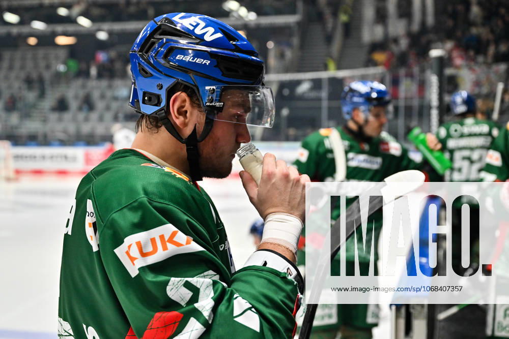 Penny DEL; Augsburger Panther - Fischtown Pinguins, 28.10.2025 in dieser Szene nimmt Alexander BLANK (Augsburger Panther 26) eine Nase riechen, symbolbild beim match zwischen den Augsburger Panthern und den Fischtown Pinguins am 15. Spieltag der Penny DEL im Curt Frenzel Stadion am 28.10.2025