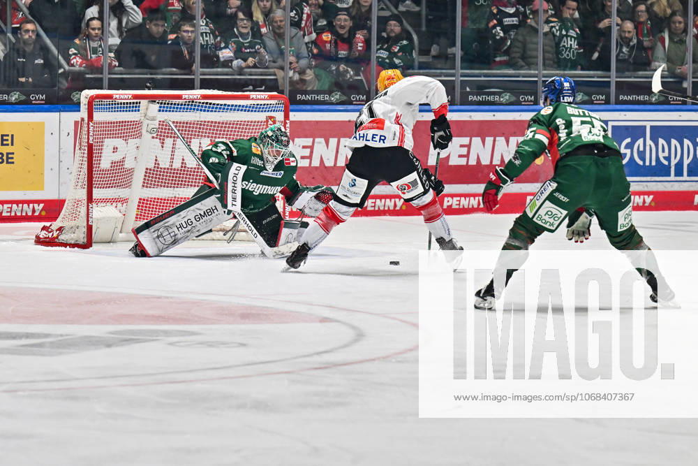 Penny DEL; Augsburger Panther - Fischtown Pinguins, 28.10.2025 in dieser Szene scheitert Nico KRÄMMER (Fischtwon Pinguins 21) mit seinem alleingang an Michael GARTEIG (Augsburger Panther 34) beim match zwischen den Augsburger Panthern und den Fischtown Pinguins am 15. Spieltag der Penny DEL im Curt Frenzel Stadion am 28.10.2025