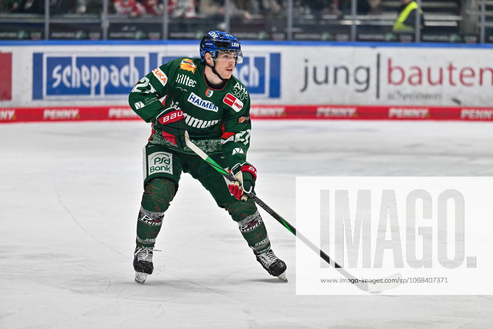 Penny DEL; Augsburger Panther - Fischtown Pinguins, 28.10.2025 am Puck Kyle MAYHEW (Augsburger Panther 27) Einzelfoto Freisteller beim match zwischen den Augsburger Panthern und den Fischtown Pinguins am 15. Spieltag der Penny DEL im Curt Frenzel Stadion am 28.10.2025