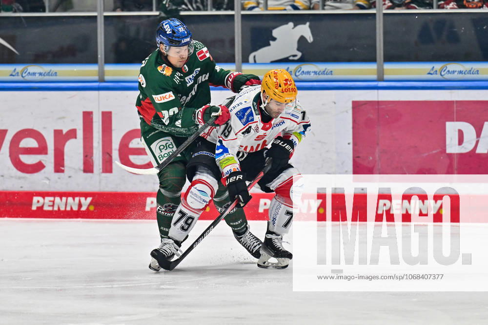 Penny DEL; Augsburger Panther - Fischtown Pinguins, 28.10.2025 im Duell Madison BOWEY (Augsburger Panther 22) und Colt CONRAD (Fischtown Pinguins 79) Zweikampf beim match zwischen den Augsburger Panthern und den Fischtown Pinguins am 15. Spieltag der Penny DEL im Curt Frenzel Stadion am 28.10.2025