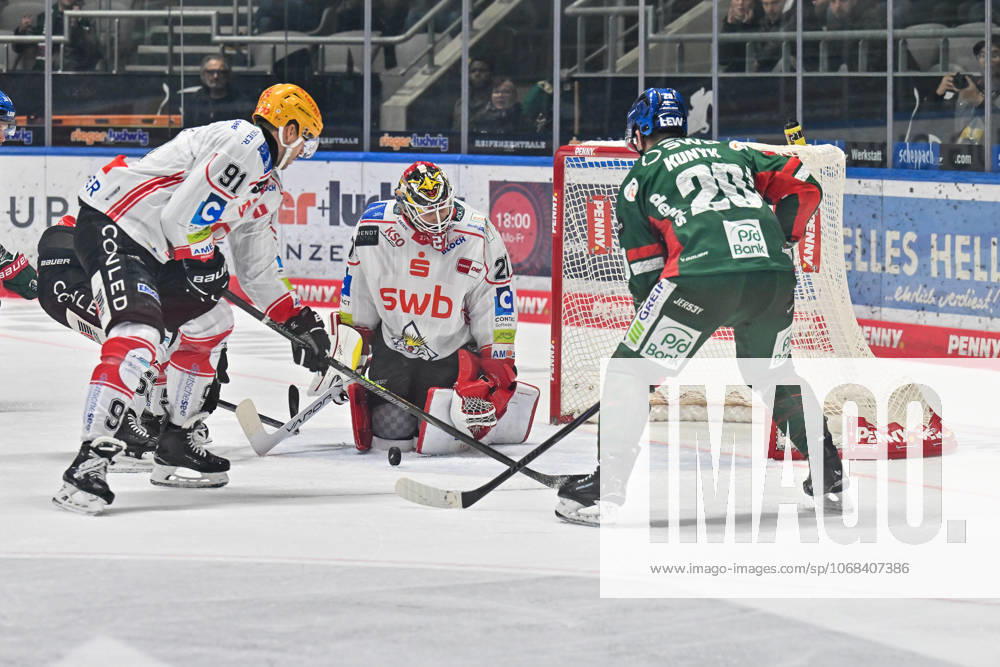 Penny DEL; Augsburger Panther - Fischtown Pinguins, 28.10.2025 Miha VERLIC (Fischtwon Pinguins 91) und Leon HUNGERECKER (Fischtown Pinguins 27) können gemeinsam vor Cody KUNYK (Augsburger Panther 20) klären beim match zwischen den Augsburger Panthern und den Fischtown Pinguins am 15. Spieltag der Penny DEL im Curt Frenzel Stadion am 28.10.2025