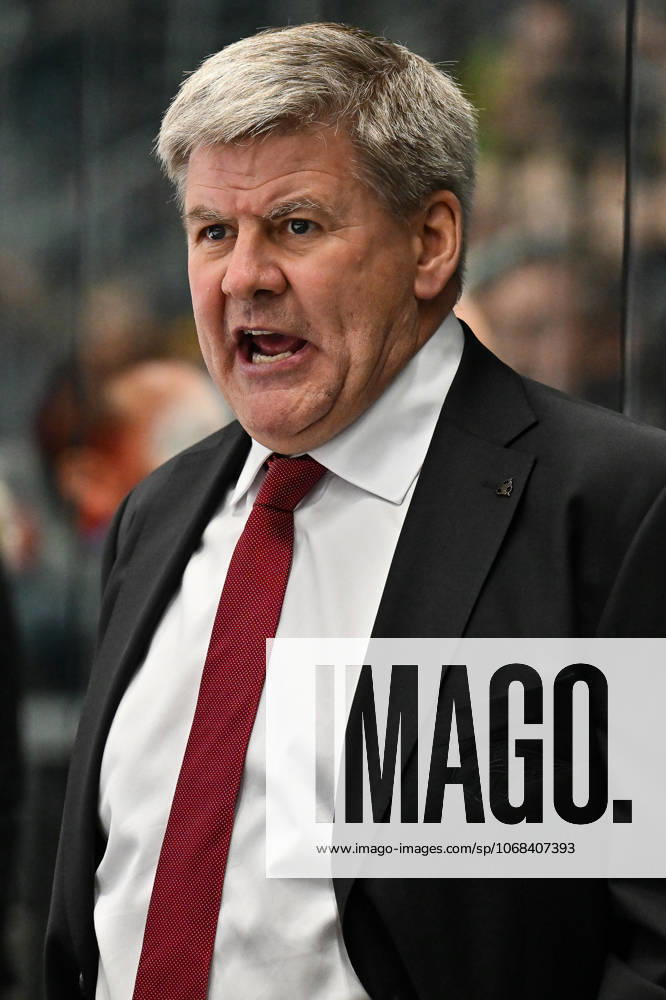 Penny DEL; Augsburger Panther - Fischtown Pinguins, 28.10.2025 im Bild Bill PETERS Trainer Augsburger Panther, Einzelfoto Freisteller beim match zwischen den Augsburger Panthern und den Fischtown Pinguins am 15. Spieltag der Penny DEL im Curt Frenzel Stadion am 28.10.2025