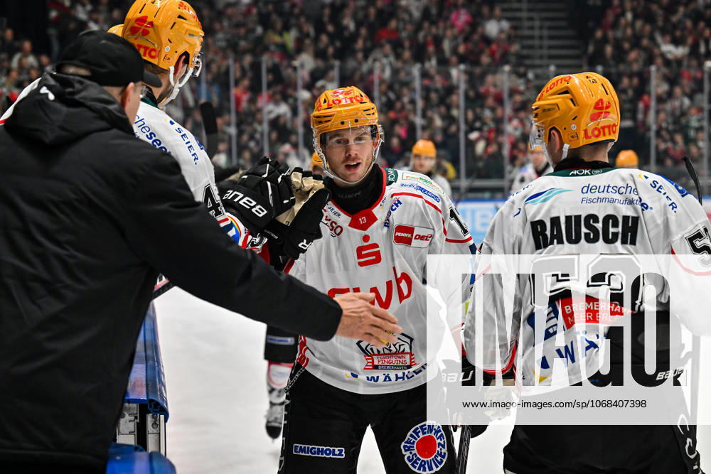 Penny DEL; Augsburger Panther - Fischtown Pinguins, 28.10.2025 Jubel der Bremerhavener nach dem Treffer zum 0-2 durch Ziga JEGLIC (Fischtown Pinguins 13), Tor Torschuetze Freude Happy beim match zwischen den Augsburger Panthern und den Fischtown Pinguins am 15. Spieltag der Penny DEL im Curt Frenzel Stadion am 28.10.2025
