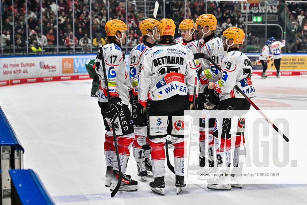 Penny DEL; Augsburger Panther - Fischtown Pinguins, 28.10.2025 im Bild das Team der Gäste beim match zwischen den Augsburger Panthern und den Fischtown Pinguins am 15. Spieltag der Penny DEL im Curt Frenzel Stadion am 28.10.2025