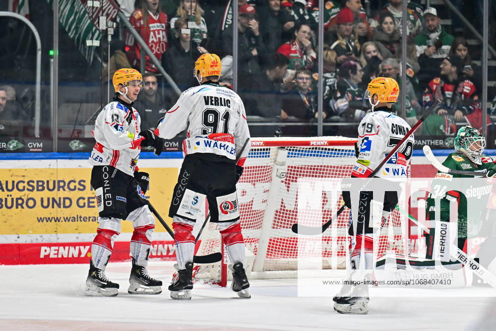 Penny DEL; Augsburger Panther - Fischtown Pinguins, 28.10.2025 Jubel der Bremerhavener nach dem Treffer zum 0-2 durch Ziga JEGLIC (Fischtown Pinguins 13), Tor Torschuetze Freude Happy beim match zwischen den Augsburger Panthern und den Fischtown Pinguins am 15. Spieltag der Penny DEL im Curt Frenzel Stadion am 28.10.2025