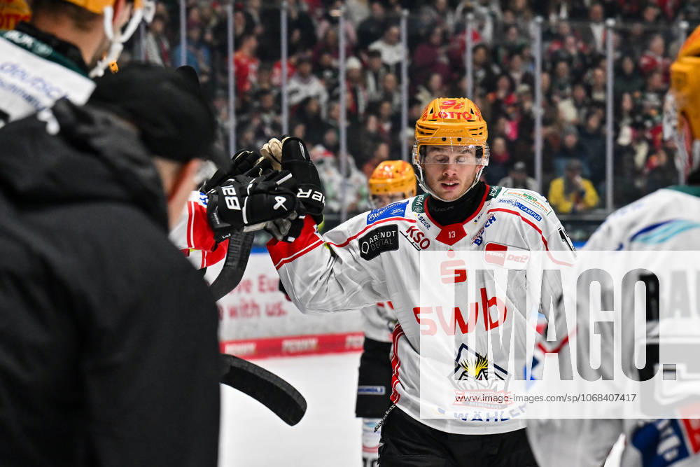 Penny DEL; Augsburger Panther - Fischtown Pinguins, 28.10.2025 Jubel der Bremerhavener nach dem Treffer zum 0-2 durch Ziga JEGLIC (Fischtown Pinguins 13), Tor Torschuetze Freude Happy beim match zwischen den Augsburger Panthern und den Fischtown Pinguins am 15. Spieltag der Penny DEL im Curt Frenzel Stadion am 28.10.2025
