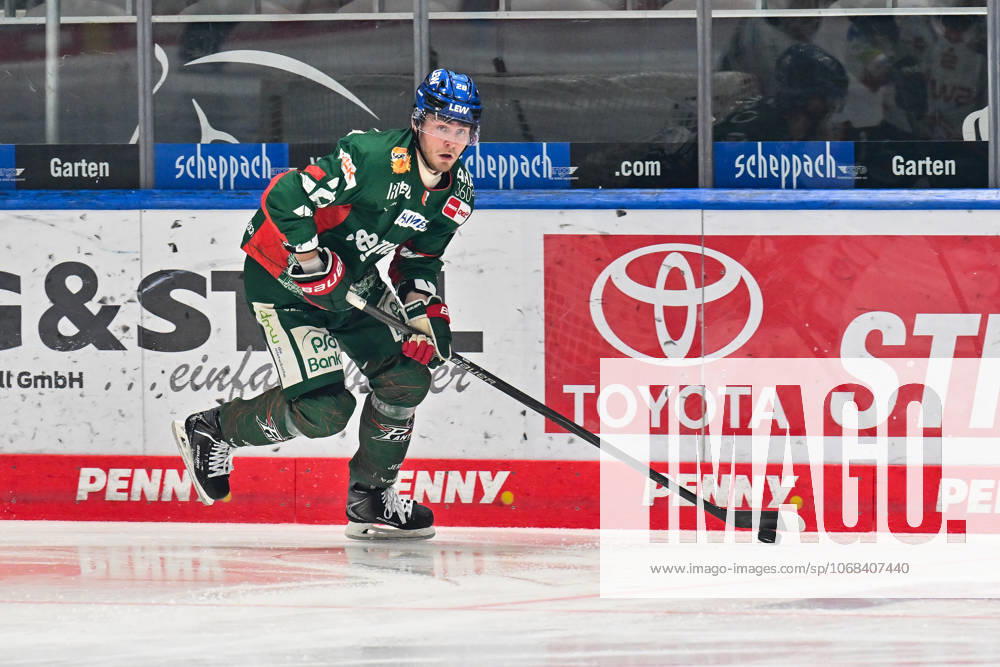 Penny DEL; Augsburger Panther - Fischtown Pinguins, 28.10.2025 am Puck Alexander BLANK (Augsburger Panther 26) Einzelfoto Freisteller beim match zwischen den Augsburger Panthern und den Fischtown Pinguins am 15. Spieltag der Penny DEL im Curt Frenzel Stadion am 28.10.2025