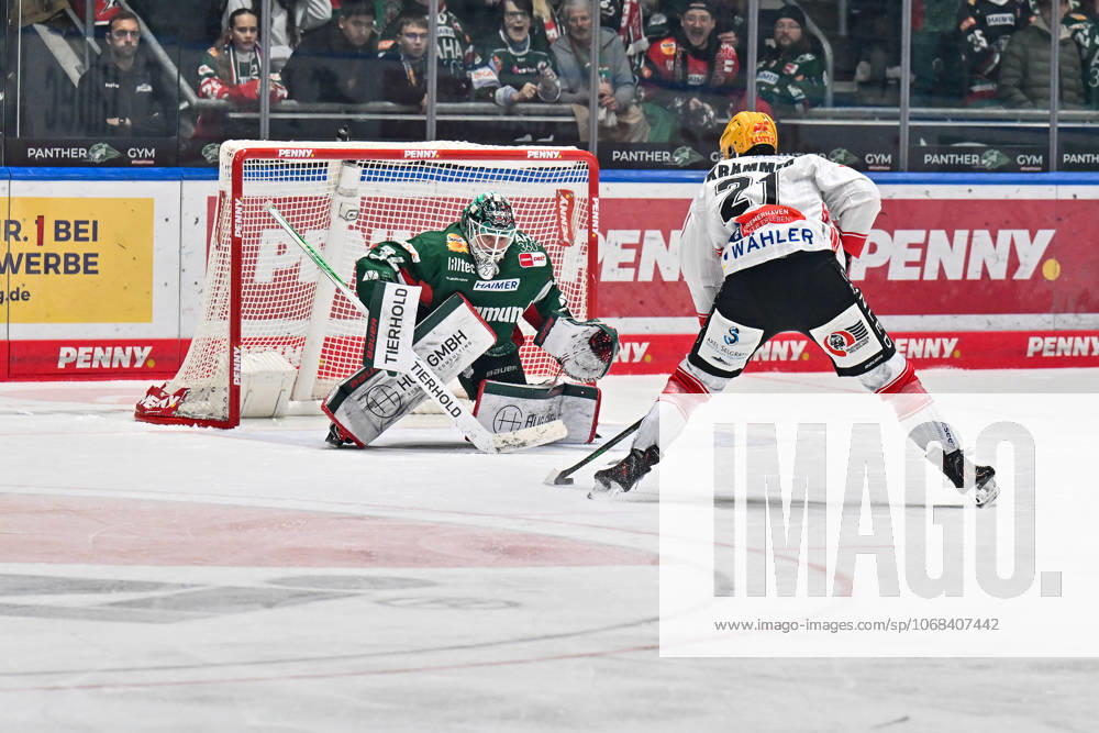 Penny DEL; Augsburger Panther - Fischtown Pinguins, 28.10.2025 in dieser Szene scheitert Nico KRÄMMER (Fischtwon Pinguins 21) mit seinem alleingang an Michael GARTEIG (Augsburger Panther 34) beim match zwischen den Augsburger Panthern und den Fischtown Pinguins am 15. Spieltag der Penny DEL im Curt Frenzel Stadion am 28.10.2025