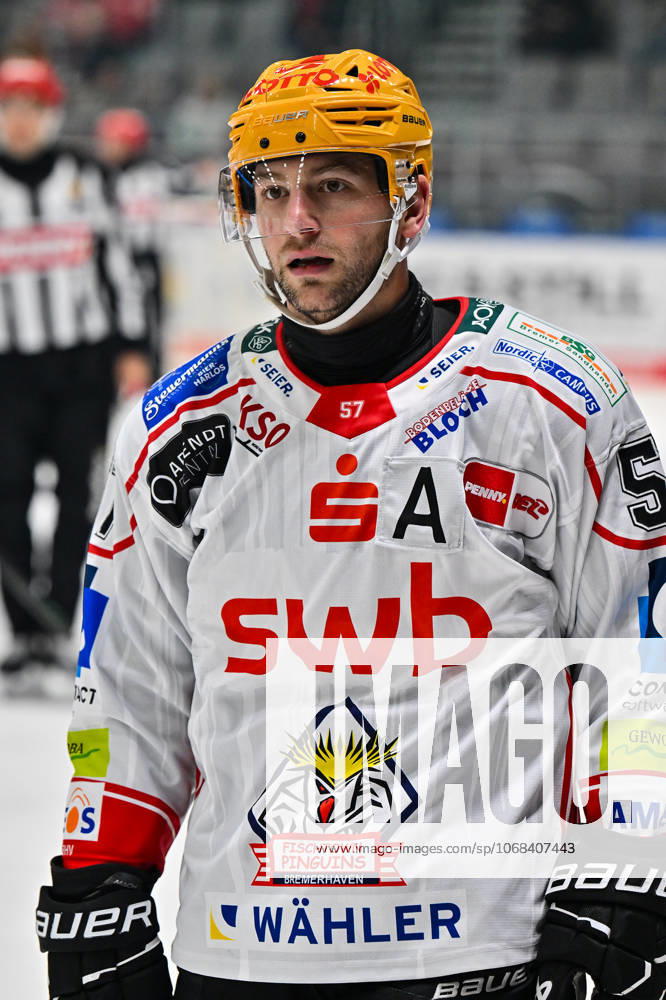 Penny DEL; Augsburger Panther - Fischtown Pinguins, 28.10.2025 im bild Alxex FRIESEN (Fischtown Pinguins 57), Einzelfoto Freisteller beim match zwischen den Augsburger Panthern und den Fischtown Pinguins am 15. Spieltag der Penny DEL im Curt Frenzel Stadion am 28.10.2025