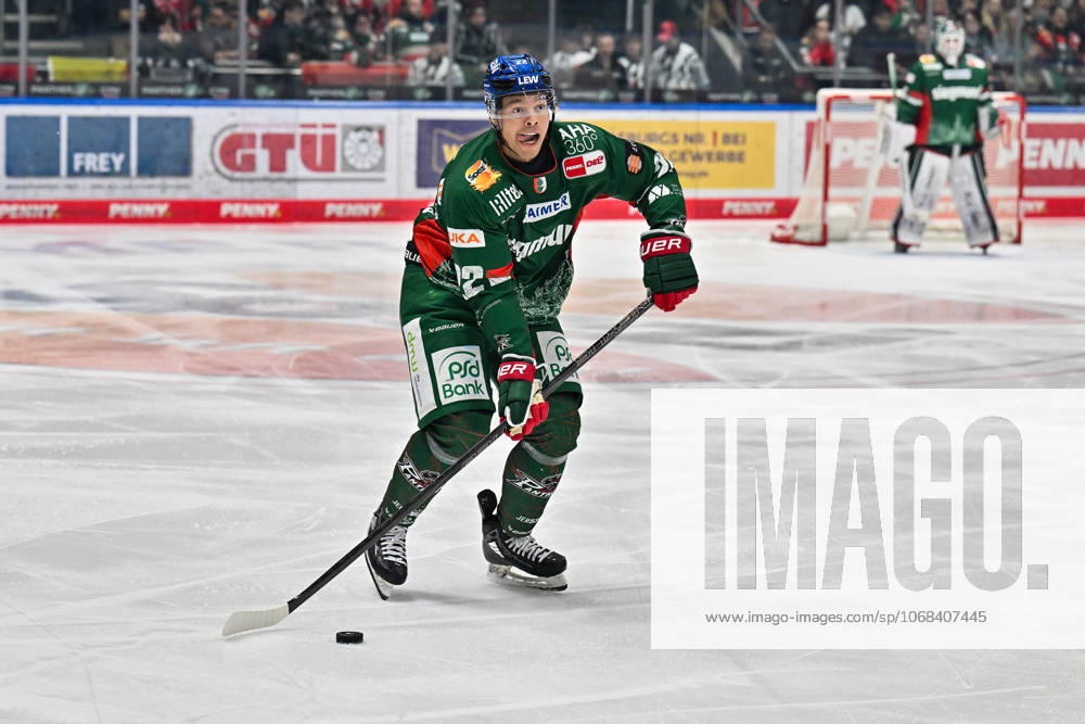Penny DEL; Augsburger Panther - Fischtown Pinguins, 28.10.2025 am Puck Madison BOWEY (Augsburger Panther 22) Einzelfoto Freisteller beim match zwischen den Augsburger Panthern und den Fischtown Pinguins am 15. Spieltag der Penny DEL im Curt Frenzel Stadion am 28.10.2025
