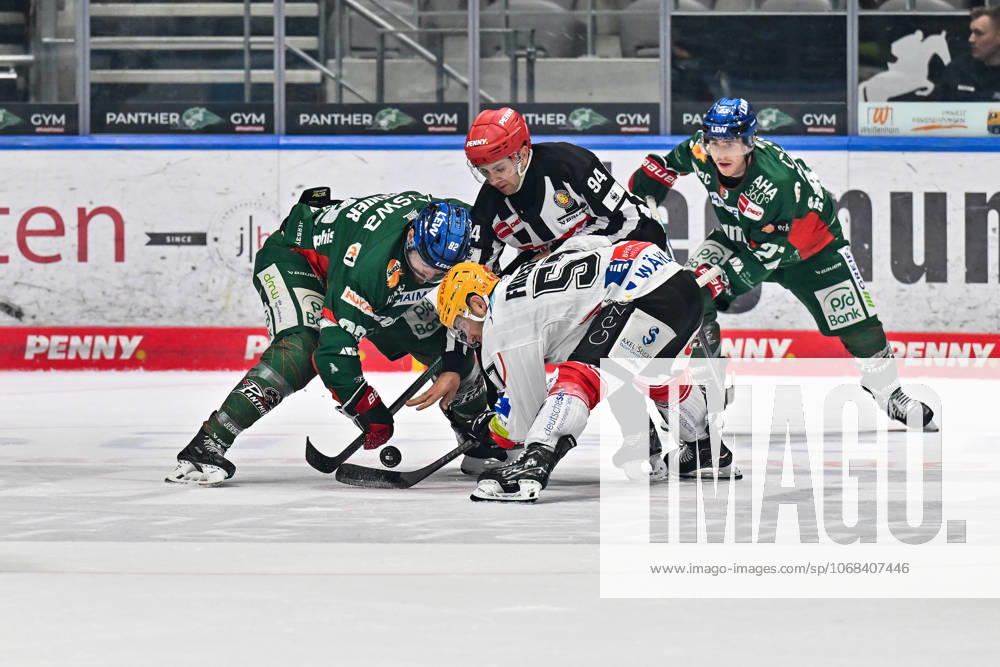 Penny DEL; Augsburger Panther - Fischtown Pinguins, 28.10.2025 beim Bully Alexandre GRENIER (Augsburger Panther 82) und Alxex FRIESEN (Fischtown Pinguins 57) beim match zwischen den Augsburger Panthern und den Fischtown Pinguins am 15. Spieltag der Penny DEL im Curt Frenzel Stadion am 28.10.2025