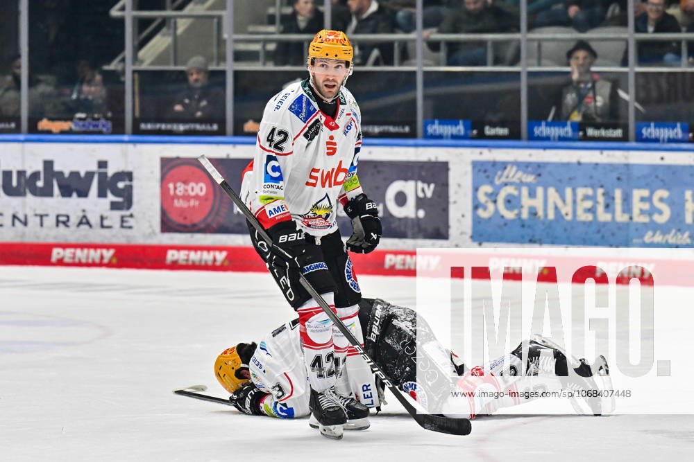 Penny DEL; Augsburger Panther - Fischtown Pinguins, 28.10.2025 der vo Puck getroffene Bennet ROßMY (Fischtwon Pinguins 73) fährt mit Schmerzen vom Eis beim match zwischen den Augsburger Panthern und den Fischtown Pinguins am 15. Spieltag der Penny DEL im Curt Frenzel Stadion am 28.10.2025