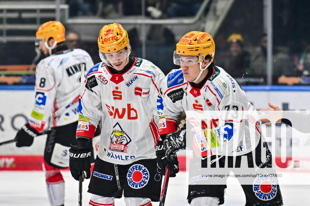 Penny DEL; Augsburger Panther - Fischtown Pinguins, 28.10.2025 der vo Puck getroffene Bennet ROßMY (Fischtwon Pinguins 73) fährt mit Schmerzen vom Eis beim match zwischen den Augsburger Panthern und den Fischtown Pinguins am 15. Spieltag der Penny DEL im Curt Frenzel Stadion am 28.10.2025