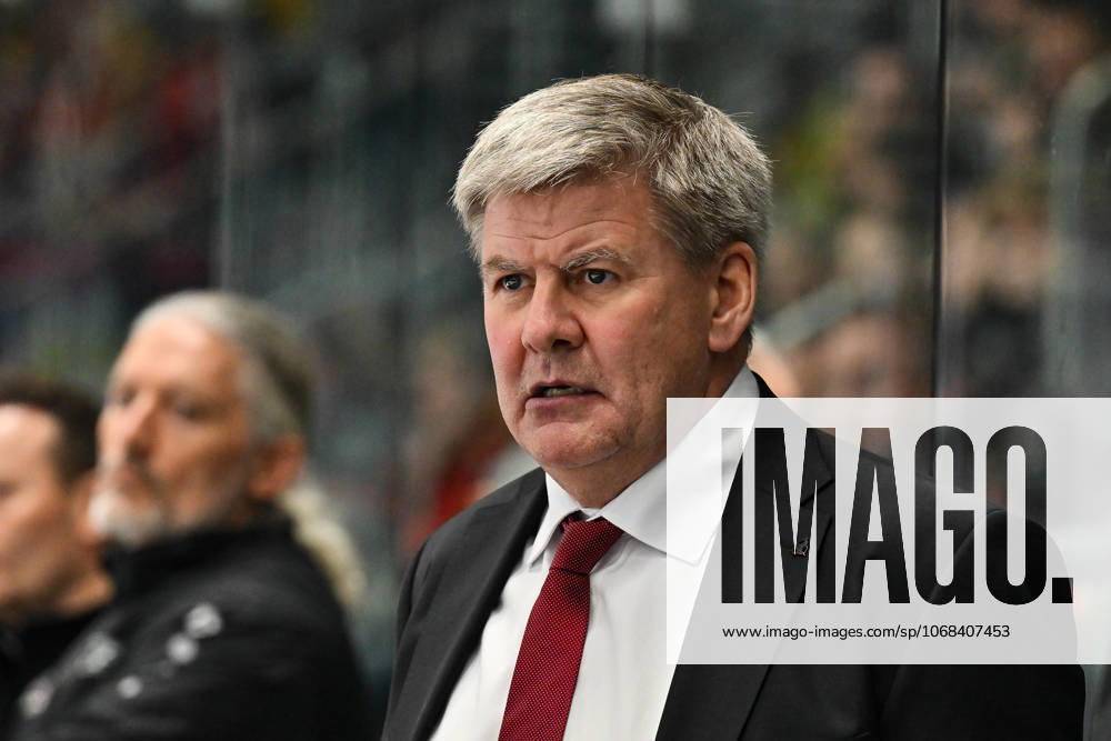 Penny DEL; Augsburger Panther - Fischtown Pinguins, 28.10.2025 im Bild Bill PETERS Trainer Augsburger Panther, Einzelfoto Freisteller beim match zwischen den Augsburger Panthern und den Fischtown Pinguins am 15. Spieltag der Penny DEL im Curt Frenzel Stadion am 28.10.2025