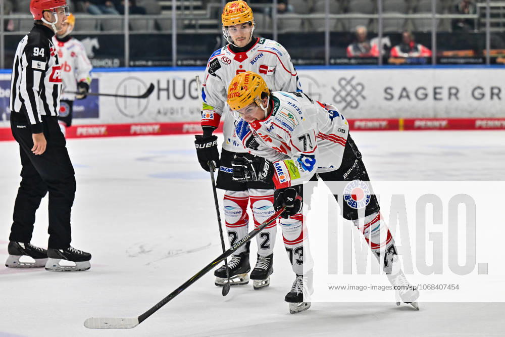 Penny DEL; Augsburger Panther - Fischtown Pinguins, 28.10.2025 der vo Puck getroffene Bennet ROßMY (Fischtwon Pinguins 73) fährt mit Schmerzen vom Eis beim match zwischen den Augsburger Panthern und den Fischtown Pinguins am 15. Spieltag der Penny DEL im Curt Frenzel Stadion am 28.10.2025