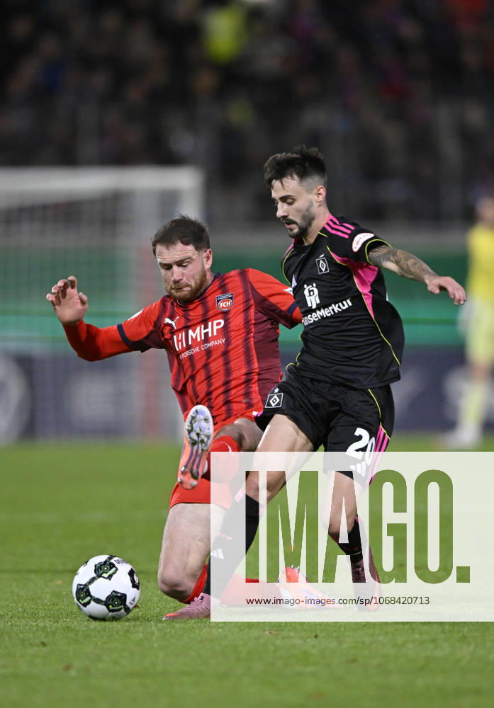 Zweikampf, Aktion Budu Zivzivadze Siwsiwadse 1. FC Heidenheim 1846 FCH (11) gegen Fabio Vieira Hamburger SV HSV (20) 1. FC Heidenheim 1846 FCH vs Hamburger SV HSV DFB-Pokal Zweite Runde 28.10.2025 DFL REGULATIONS PROHIBIT ANY USE OF PHOTOGRAPHS AS IMAGE SEQUENCES AND OR QUASI-VIDEO 1. FC Heidenheim 1846 FCH vs Hamburger SV HSV