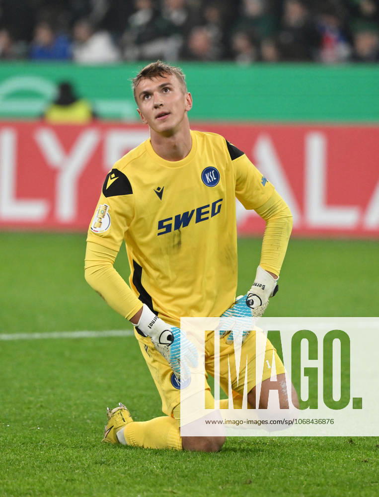 Torwart Hans Christian Bernat (Karlsruher SC) 28.10.2025, Fussball DFB Pokal, Saison 2025 2026, 2. Runde, Borussia Mönchengladbach - Karlsruher SC 3:1 DFB regulations prohibit any use of photographs as image sequences and or quasi-video Moenchengladbach Borussia Park Nordrhein Westfalen Deutschland