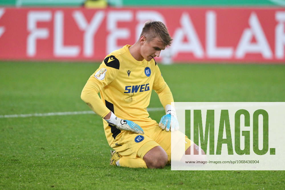 Torwart Hans Christian Bernat (Karlsruher SC) 28.10.2025, Fussball DFB Pokal, Saison 2025 2026, 2. Runde, Borussia Mönchengladbach - Karlsruher SC 3:1 DFB regulations prohibit any use of photographs as image sequences and or quasi-video Moenchengladbach Borussia Park Nordrhein Westfalen Deutschland