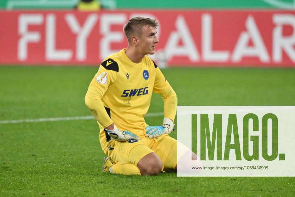 Torwart Hans Christian Bernat (Karlsruher SC) 28.10.2025, Fussball DFB Pokal, Saison 2025 2026, 2. Runde, Borussia Mönchengladbach - Karlsruher SC 3:1 DFB regulations prohibit any use of photographs as image sequences and or quasi-video Moenchengladbach Borussia Park Nordrhein Westfalen Deutschland