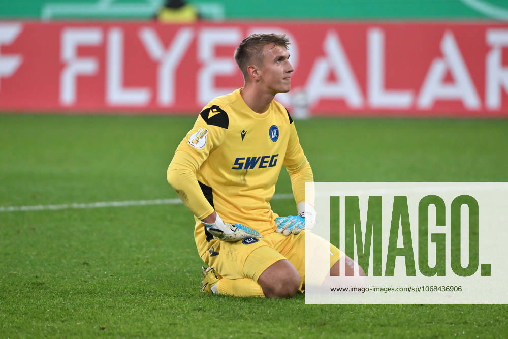 Torwart Hans Christian Bernat (Karlsruher SC) 28.10.2025, Fussball DFB Pokal, Saison 2025 2026, 2. Runde, Borussia Mönchengladbach - Karlsruher SC 3:1 DFB regulations prohibit any use of photographs as image sequences and or quasi-video Moenchengladbach Borussia Park Nordrhein Westfalen Deutschland