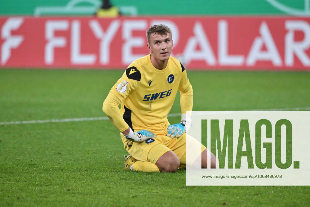Torwart Hans Christian Bernat (Karlsruher SC) 28.10.2025, Fussball DFB Pokal, Saison 2025 2026, 2. Runde, Borussia Mönchengladbach - Karlsruher SC 3:1 DFB regulations prohibit any use of photographs as image sequences and or quasi-video Moenchengladbach Borussia Park Nordrhein Westfalen Deutschland