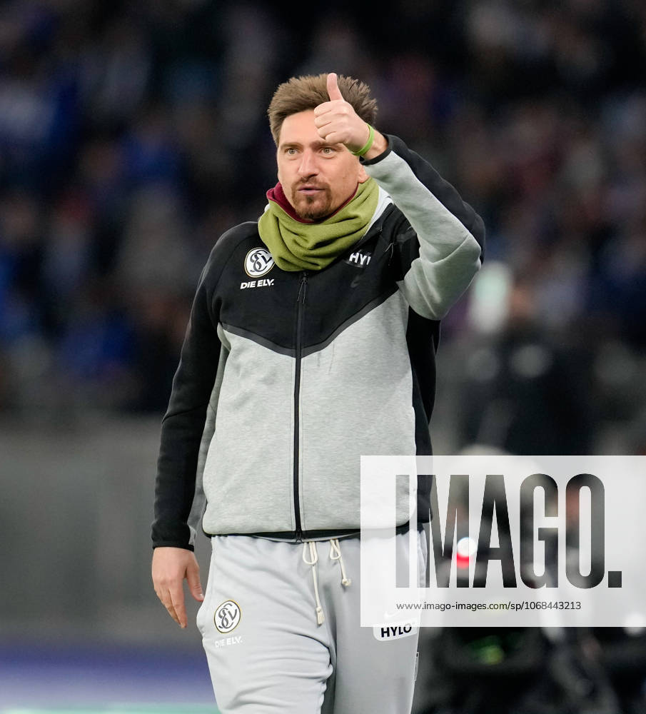 Vincent Wagner (SV Elversberg, Cheftrainer) gestikuliert GER, Hertha BSC vs SV Elversberg, Fussball, DFB-Pokal, 2. Runde, Saison 2025 2026, 28.10.2025 DFL REGULATIONS PROHIBIT ANY USE OF PHOTOGRAPHS AS IMAGE SEQUENCES AND OR QUASI-VIDEO GER, Hertha BSC vs SV Elversberg, Fussball, DFB-Pokal, 2. Runde, Saison 2025 2026, 28.10.2025 Berlin