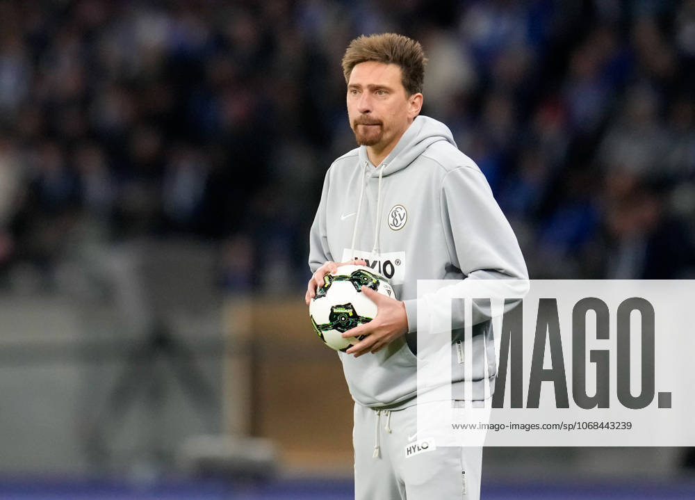 Vincent Wagner (SV Elversberg, Cheftrainer) GER, Hertha BSC vs SV Elversberg, Fussball, DFB-Pokal, 2. Runde, Saison 2025 2026, 28.10.2025 DFL REGULATIONS PROHIBIT ANY USE OF PHOTOGRAPHS AS IMAGE SEQUENCES AND OR QUASI-VIDEO GER, Hertha BSC vs SV Elversberg, Fussball, DFB-Pokal, 2. Runde, Saison 2025 2026, 28.10.2025 Berlin