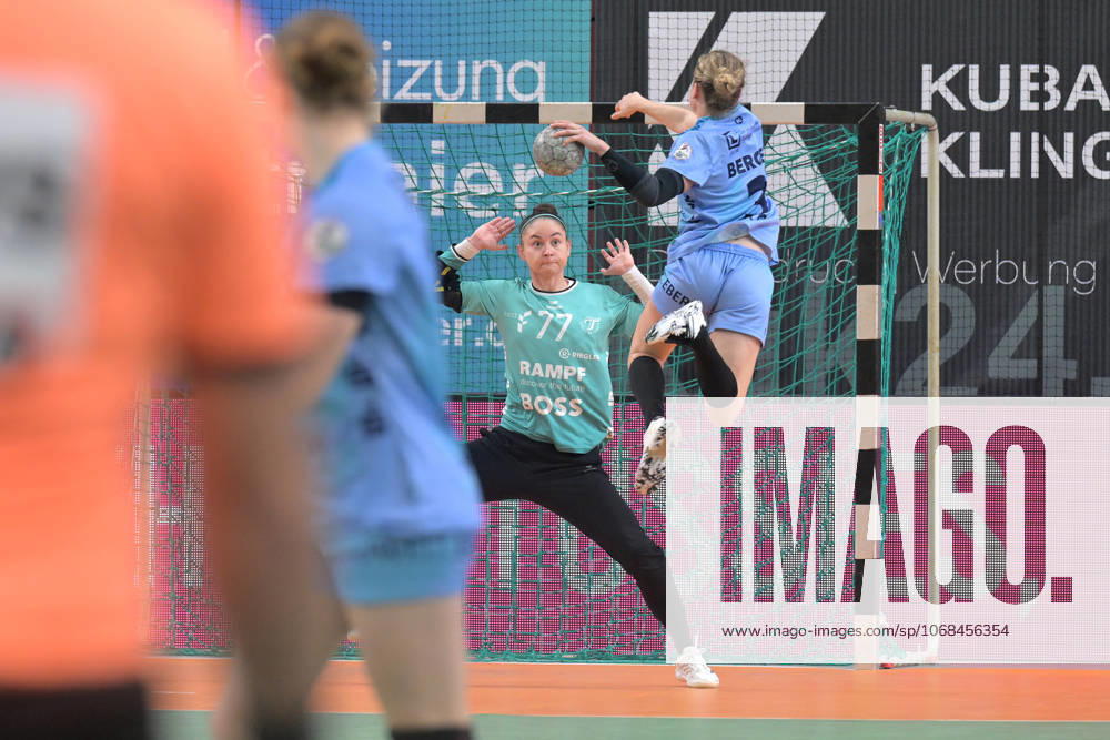 Sara Suba (TusSies Metzingen, 77) im Tor gegen Amelie Berger (HSG Bensheim Auerbach, 03) TusSies Metzingen vs. HSG Bensheim Auerbach, Handball, Alsco HBF, 5.Ligaspieltag, Saison 2025 2026, 29.10.2025 TusSies Metzingen vs. HSG Bensheim Auerbach, Handball, Alsco HBF, 5.Ligaspieltag, Saison 2025 2026, 29.10.2025 Tuebingen