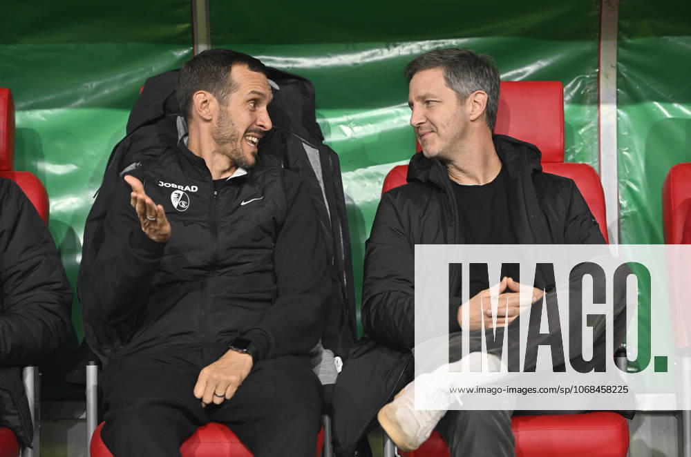 Trainer Julian Schuster (SC Freiburg) Gespraech mit Jochen SAIER r. (FR, Vorstand Fussball, DFB Pokal, 2. Hauptrunde, Fortuna Duesseldorf - SC Freiburg, am 29.10.2025 in Duesseldorf Deutschland. DFB regulations prohibit any use of photographs as image sequences and or quasi-video Â