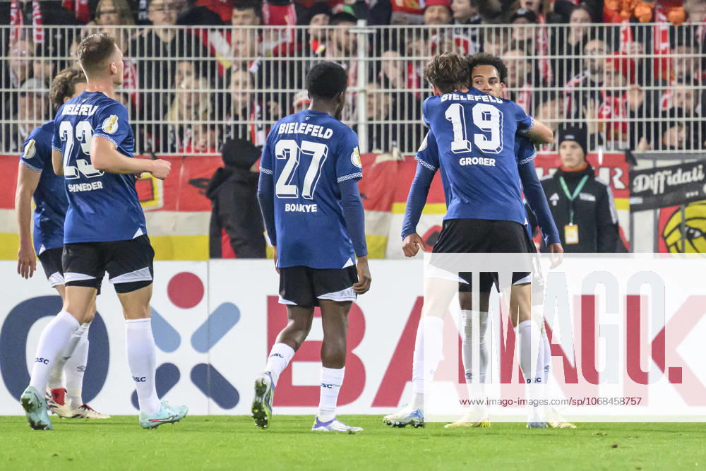 Im Bild v.l.: Tor, Treffer, Jubel, Torjubel, Freude, Begeisterung, feiert, nach 1:1 Ausgleich, GER, Berlin, 1. FC Union Berlin vs. Arminia Bielefeld - (DFB Pokal), Bundesliga, Fussball, DFB, Spielzeit 2025 2026, Alte Foersterei, DFB DFL REGULATIONS PROHIBIT ANY USE OF PHOTOGRAPHS AS IMAGE SEQUENCES AND OR QUASI-VIDEO, 29.10.25,
