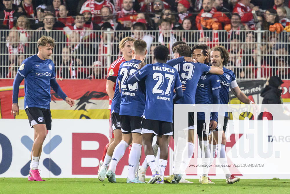 Im Bild v.l.: Tor, Treffer, Jubel, Torjubel, Freude, Begeisterung, feiert, nach 1:1 Ausgleich, GER, Berlin, 1. FC Union Berlin vs. Arminia Bielefeld - (DFB Pokal), Bundesliga, Fussball, DFB, Spielzeit 2025 2026, Alte Foersterei, DFB DFL REGULATIONS PROHIBIT ANY USE OF PHOTOGRAPHS AS IMAGE SEQUENCES AND OR QUASI-VIDEO, 29.10.25,