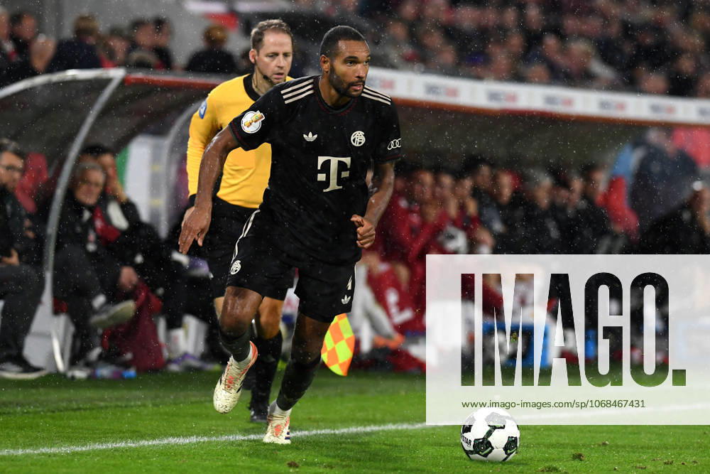 Jonathan Tah (FC Bayern Muenchen) in Aktion, am Ball, Einzelaktion waehrend des Spiels der 2. Runde im DFB-Pokal zwischen 1. FC Köln und FC Bayern München im Rhein-Energie-Stadion am 29. October 2025 in Köln, Deutschland. (Foto von Ralf Treese DeFodi Images) +++ Jonathan Tah (FC Bayern Muenchen) controls the ball during the DFB-Cup - Second Round match between 1. FC Koeln and FC Bayern München at Rhein-Energie-Stadion on October 29, 2025 in Koeln, Germany. (Photo by Ralf Treese DeFodi Images) DFB DFL REGULATIONS PROHIBIT ANY USE OF PHOTOGRAPHS AS IMAGE SEQUENCES AND OR QUASI-VIDEO. (Photo by Ralf Treese DeFodi Images) Jonathan Tah FC Bayern Muenchen in action, on the ball, single action during the DFB Cup Second Round match between 1 FC Koeln and FC Bayern München at Rhein Energie Stadion on October 29, 2025 in Koeln, Germany Photo by Ralf Treese DeFodi Images Jonathan Tah FC Bayern Muenchen controls the ball during the DFB Cup Second Round match between 1 FC Koeln and FC Bayern München at Rhein Energie Stadion on October 29, 2025 in Koeln, Germany Photo by Ralf Treese DeFodi Images DFB DFL REGULATIONS PROHIBIT ANY USE OF PHOTOGRAPHS AS IMAGE SEQUENCES AND OR QUASI VIDEO Photo by Ralf Treese DeFodi Images