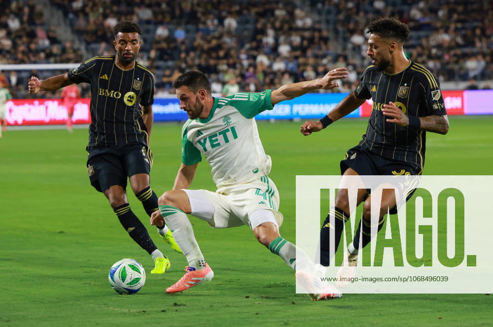 BRENDAN HINES-IKE of Austin FC competes for a loose ball as TIMOTHY TILLMAN and DENIS BOUANGA of LAFC close in. LAFC hosted Austin FC in Round 1 of the 2025 MLS, Fussball Herren, USA Cup Playoffs at BMO Stadium in Los Angeles. LAFC secured a 2-1 win at home. Los Angeles USA - ZUMAl167 20251029_znp_l167_004