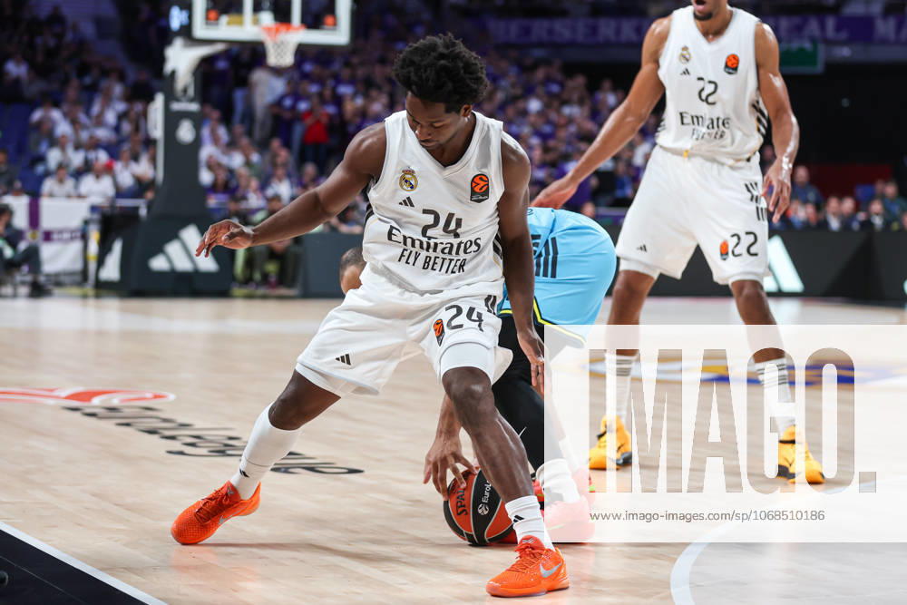 Andres Feliz of Real Madrid and Talen Horton Tucker of Fenerbahce in action during the Turkish Airlines EuroLeague Regular Season Round 8 match between Real Madrid and Fenerbahce Beko Istanbul at Movistar Arena on October 30, 2025 in Madrid, Spain. Madrid SPAIN - ZUMAa181 20251021_zaa_a181_445