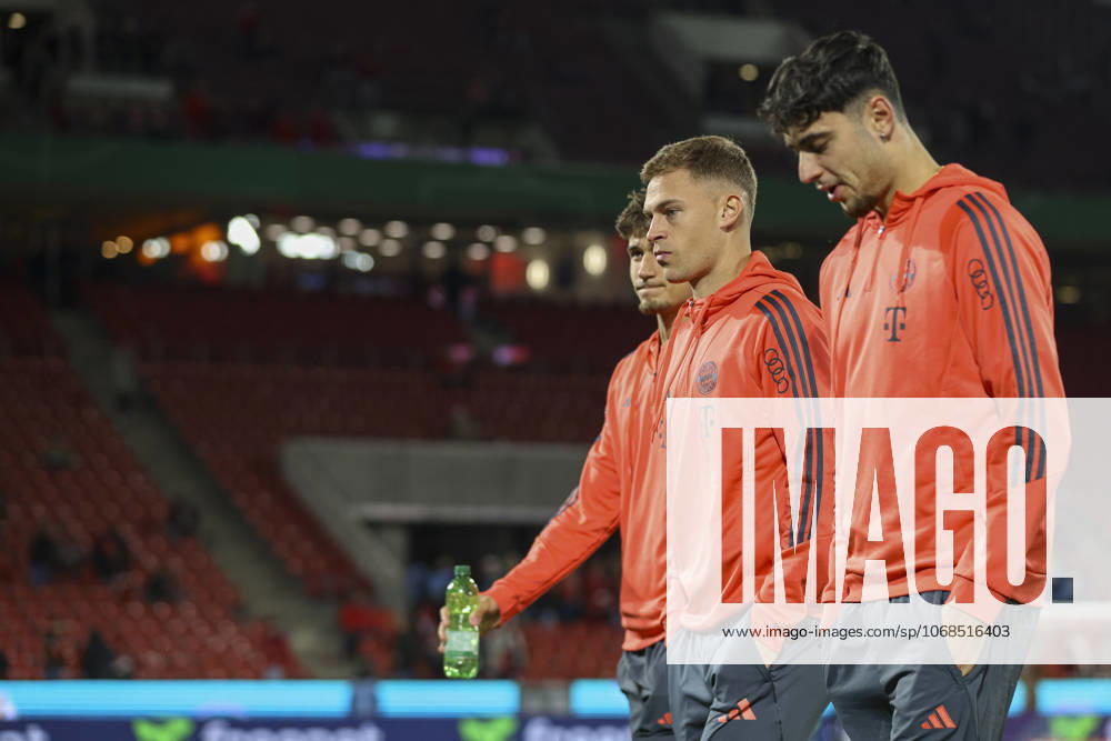 Tom Bischof (FC Bayern München), Joshua Kimmich (FC Bayern München) und Aleksander Pavlovic (FC Bayern München) schaut waehrend des DFB-Pokal Spiels 1.FC Köln v FC Bayern München, RheinEnergieStadion am 29. October 2025 in Köln, Deutschland. (Foto von Oliver Kaelke DeFodi Images) +++ Tom Bischof (FC Bayern München), Joshua Kimmich (FC Bayern München) und Aleksander Pavlovic (FC Bayern München) looks on during the DFB-Pokal match between 1.FC Köln v FC Bayern München at RheinEnergieStadion on October 29, 2025 in Cologne, Germany. (Photo by Oliver Kaelke DeFodi Images) (Photo by Oliver Kaelke DeFodi Images) Tom Bischof FC Bayern München , Joshua Kimmich FC Bayern München and Aleksander Pavlovic FC Bayern München looks on during the DFB Pokal match 1 FC Köln v FC Bayern München, RheinEnergieStadion on October 29, 2025 in Cologne, Germany Photo by Oliver Kaelke DeFodi Images Tom Bischof FC Bayern München , Joshua Kimmich FC Bayern München and Aleksander Pavlovic FC Bayern München looks on during the DFB Pokal match between 1 FC Köln v FC Bayern München at RheinEnergieStadion on October 29, 2025 in Cologne, Germany Photo by Oliver Kaelke DeFodi Images Photo by Oliver Kaelke DeFodi Images