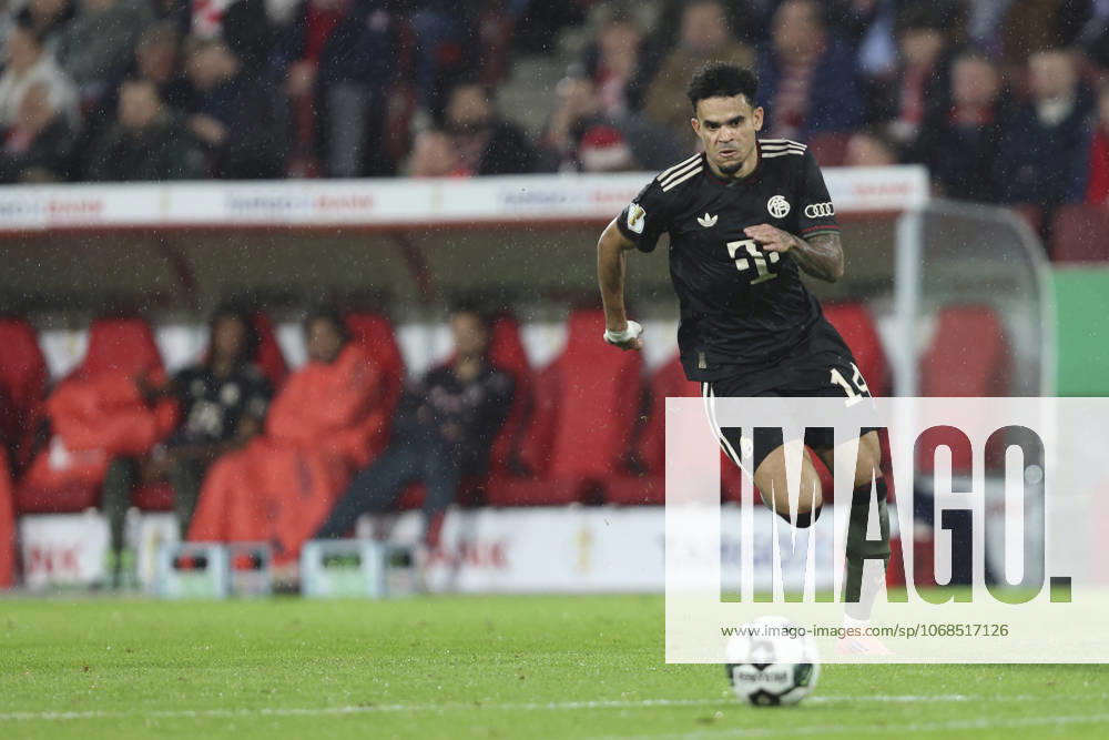 Luis Diaz (FC Bayern München) in Aktion, am Ball, Einzelaktion waehrend des DFB-Pokal Spiels 1.FC Köln v FC Bayern München, RheinEnergieStadion am 29. October 2025 in Köln, Deutschland. (Foto von Oliver Kaelke DeFodi Images) +++ Luis Diaz (FC Bayern München) controls the ball during the DFB-Pokal match between 1.FC Köln v FC Bayern München at RheinEnergieStadion on October 29, 2025 in Cologne, Germany. (Photo by Oliver Kaelke DeFodi Images) (Photo by Oliver Kaelke DeFodi Images) Luis Diaz FC Bayern Munich in action, on the ball, single action during the DFB Pokal match 1 FC Köln v FC Bayern München, RheinEnergieStadion on October 29, 2025 in Cologne, Germany Photo by Oliver Kaelke DeFodi Images Luis Diaz FC Bayern München controls the ball during the DFB Pokal match between 1 FC Köln v FC Bayern München at RheinEnergieStadion on October 29, 2025 in Cologne, Germany Photo by Oliver Kaelke DeFodi Images Photo by Oliver Kaelke DeFodi Images