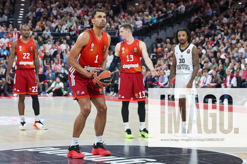 Oscar da Silva (FC Bayern Basketball, 01) beim Freiwurf, mit Matthew Morgan (Virtus Bologna, 30) und Andreas Obst (FC Bayern Basketball, 13), mit Isiaha Mike (FC Bayern Basketball, 22), GER, FC Bayern Basketball vs. Virtus Bologna, Basketball, Euroleague, 8. Spieltag, Saison 2025 2026, 30.10.2025, GER, FC Bayern Basketball vs. Virtus Bologna, Basketball, Euroleague, 8. Spieltag, Saison 2025 2026, 30.10.2025 Muenchen